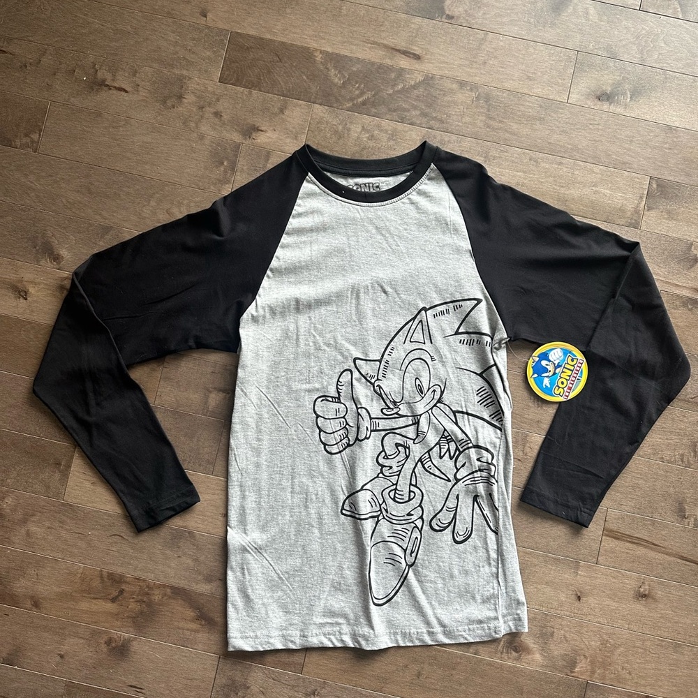 NWT Sonic the Hedgehog Raglan Shirt. Size small